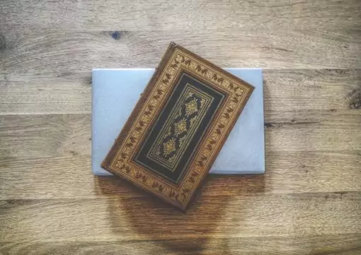Ein Buch auf einem Holztisch.