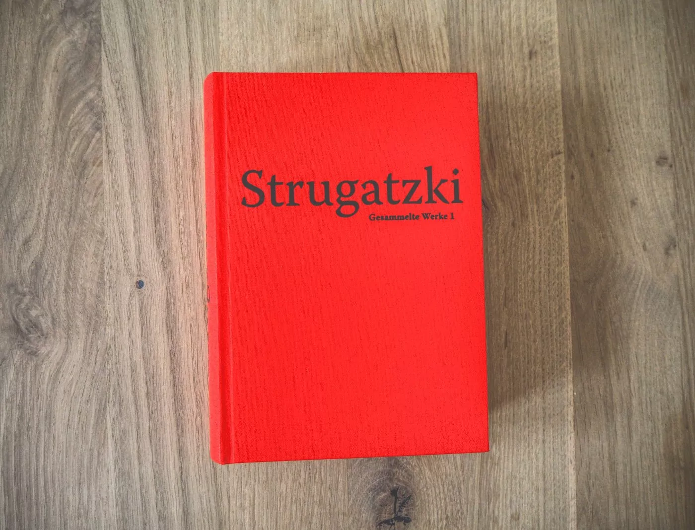 Ein rotes Buch mit dem Wort Strugatzki darauf.