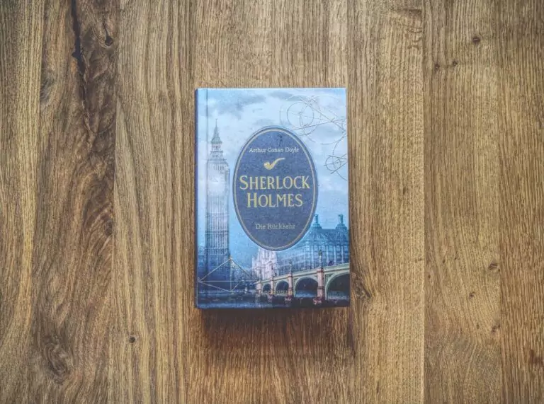 Sherlock Holmes-Buch auf einem Holztisch.