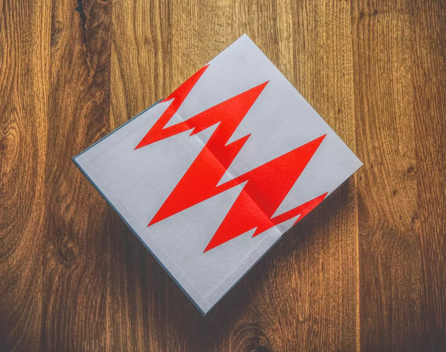 Eine rote Kiste mit einem Blitz darauf.