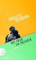 Cover des Buches „Die Frau am Pranger“ von Brigitte Reimann mit einem Schwarzweißfoto einer Frau, mit Text in Weiß und einem Farbblock-Hintergrund in Orange und Grün.