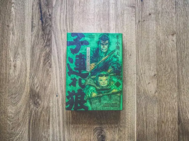 Ein Buch mit grünem Einband auf einem Holzboden.