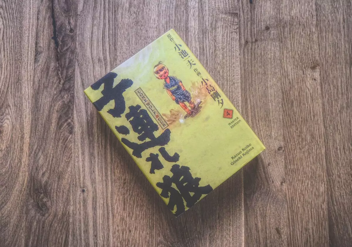 Ein Buch mit chinesischer Schrift darauf liegt auf einem Holztisch.