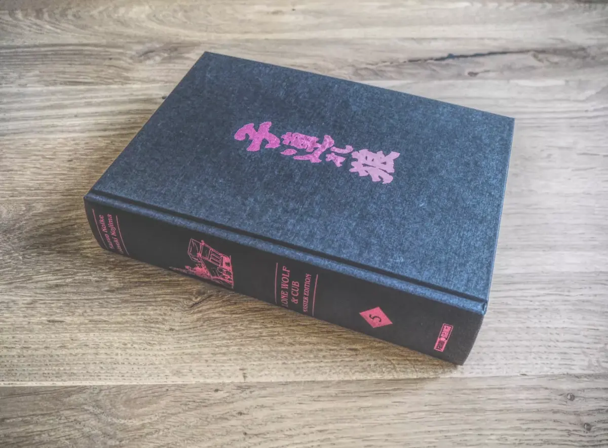 Ein schwarzes Buch mit chinesischer Schrift darauf.