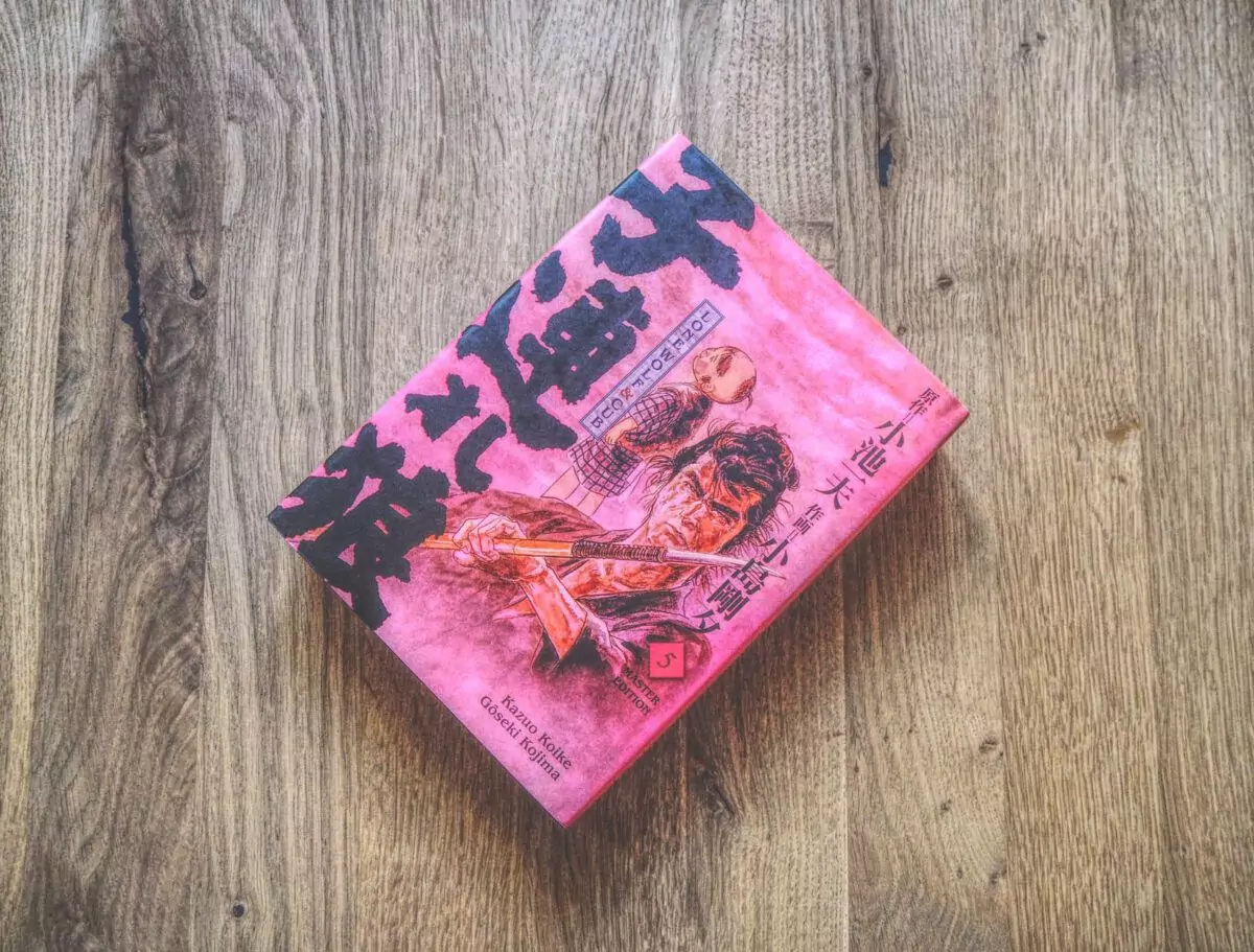 Ein rosafarbenes Buch mit chinesischer Schrift darauf.