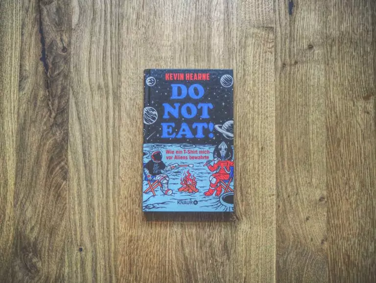 Ein Buch mit dem Titel „Don’t eat“ liegt auf einem Holzboden.