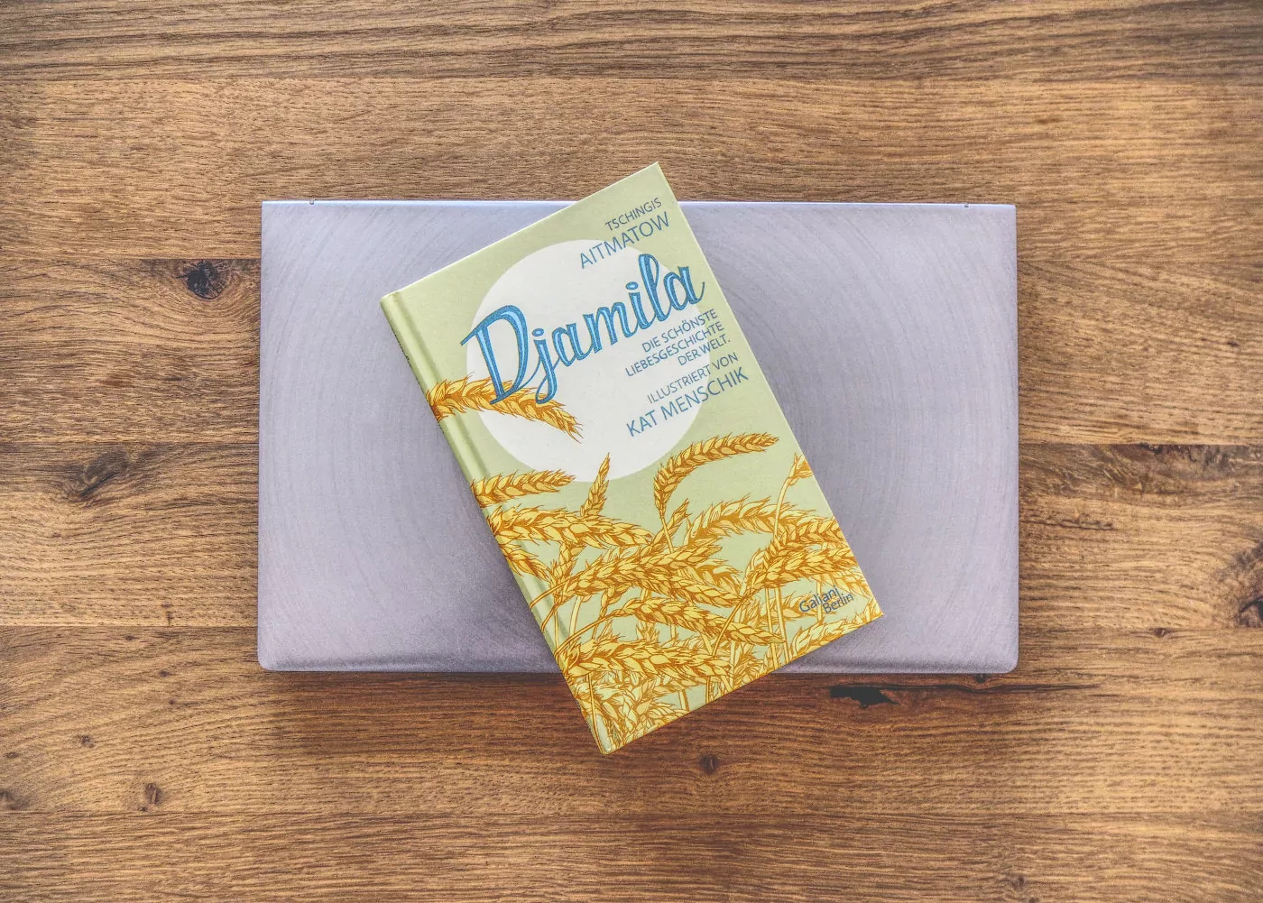 Eine Schachtel Dalma-Schokolade liegt auf einem Holzschneidebrett.