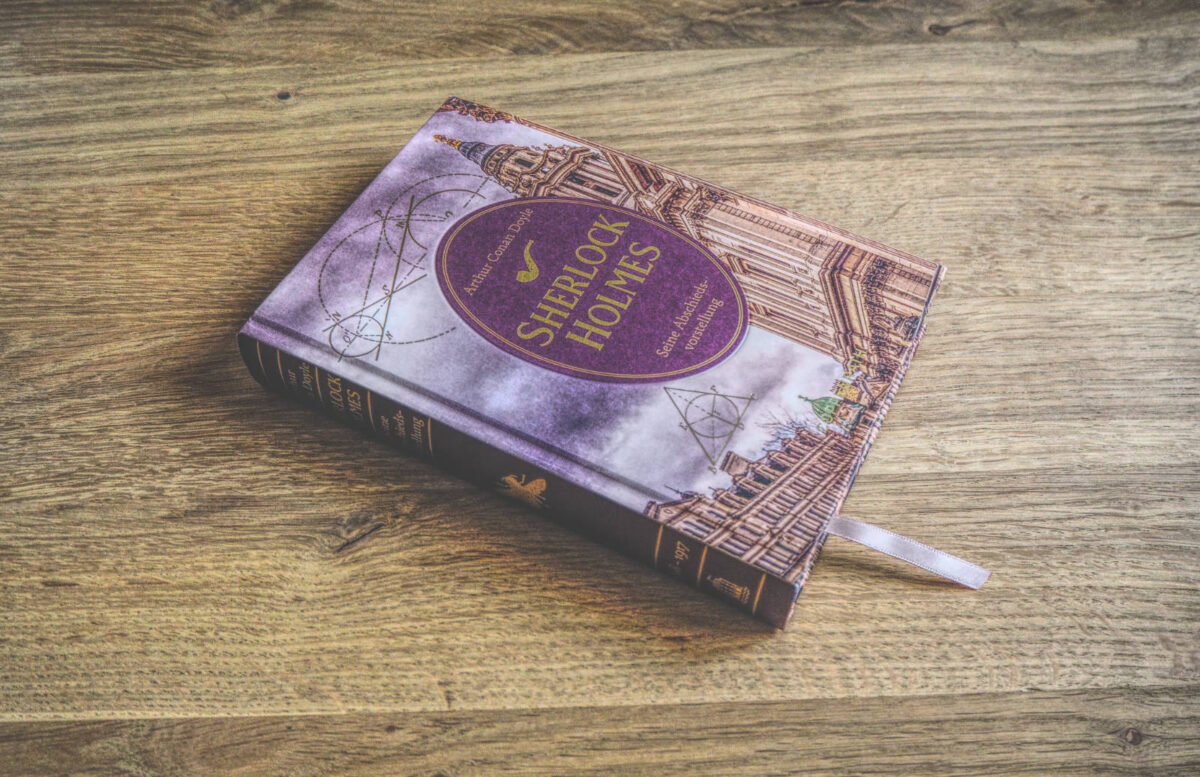 Ein Buch auf einem Holztisch mit violettem Einband.