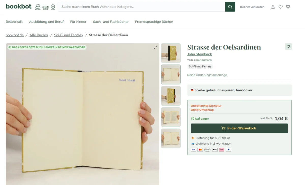 Vorgestellt wird ein Buch mit abgenutztem Hardcover mit dem Titel „Straße der Ölsardinen“ von John Steinbeck. Es ist auf einer leeren Seite aufgeschlagen, mit einer Warenkorboption und verschiedenen Bedingungen, die auf der Website einer deutschen Buchhandlung aufgeführt sind.