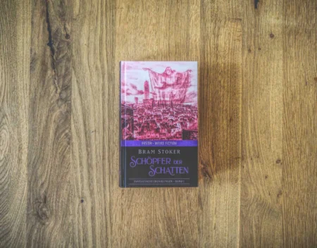 Buch mit dem Titel „Schöpfer der Schatten“ von Bram Stoker auf einer Holzoberfläche platziert.