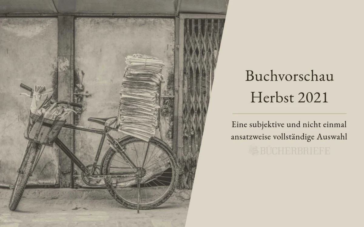 An einer Wand lehnt ein Fahrrad mit einem großen Stapel Zeitungen auf der Rückseite, daneben ein Text zu einer Buchvorschau für Herbst 2021.