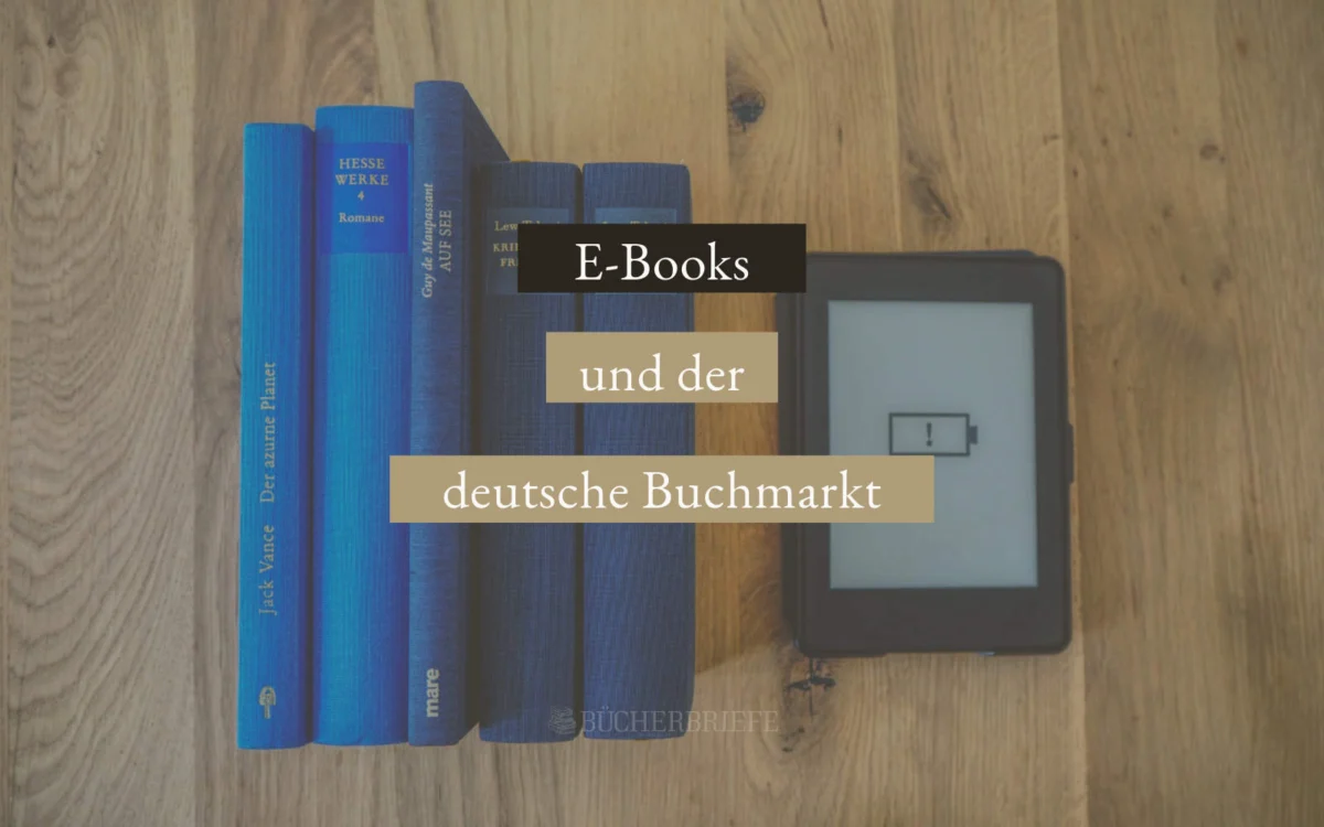 Stapel blauer Bücher neben einem E-Reader mit Ladesymbol auf einer Holzoberfläche. Textüberlagerung: „E-Books und der deutsche Buchmarkt.