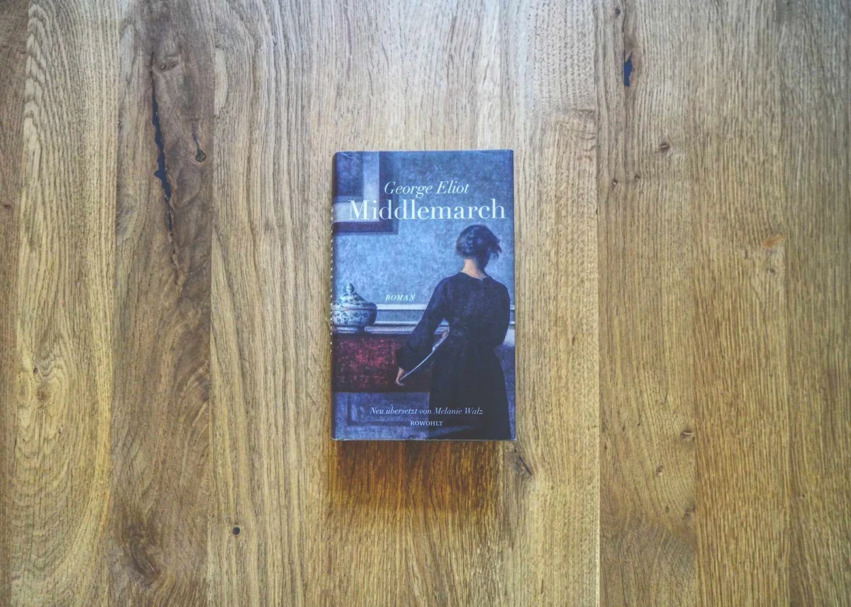 Ein Exemplar des Romans "Middlemarch" von George Eliot liegt auf einer Holzunterlage.