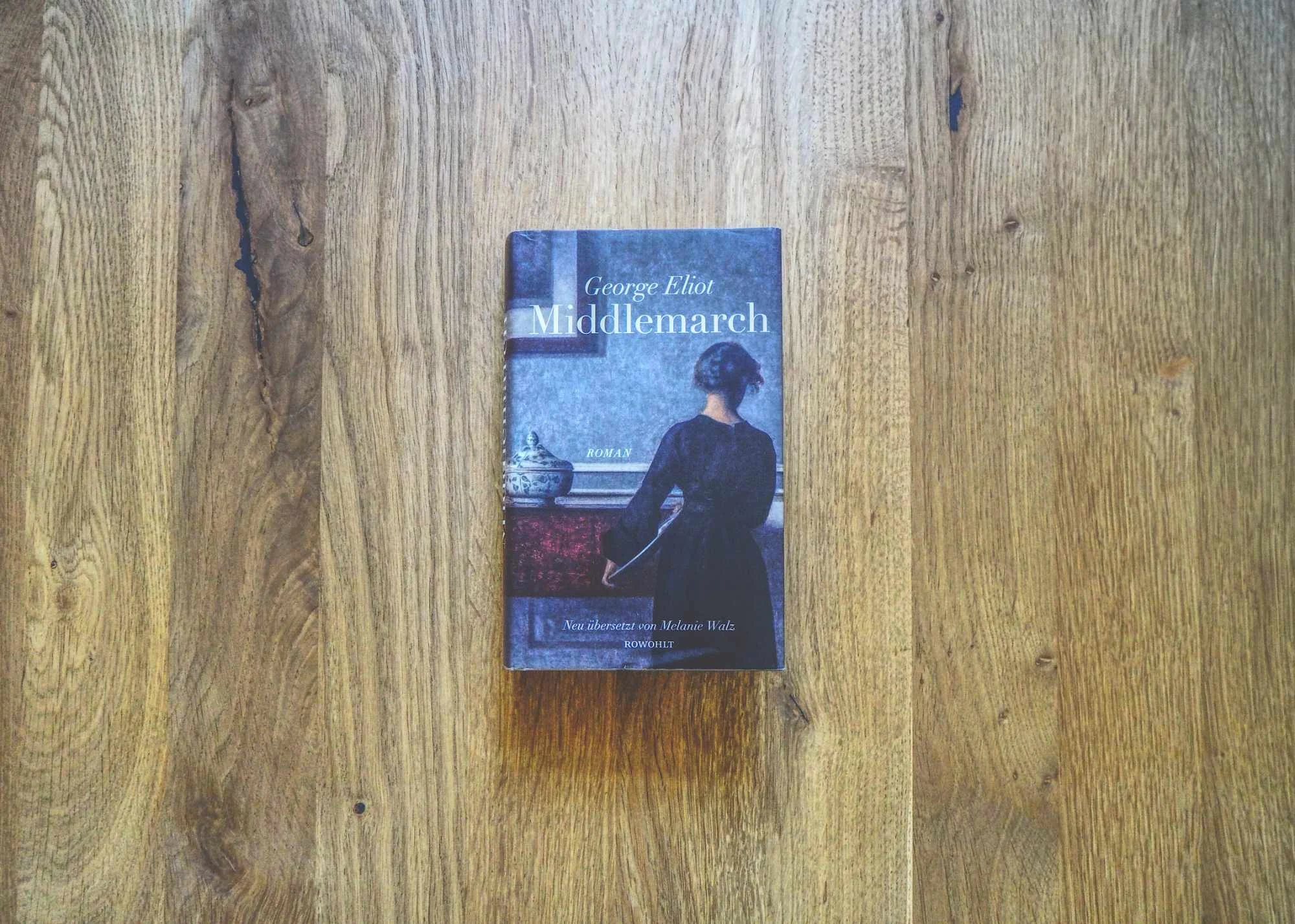Ein Exemplar des Romans "Middlemarch" von George Eliot liegt auf einer Holzunterlage.