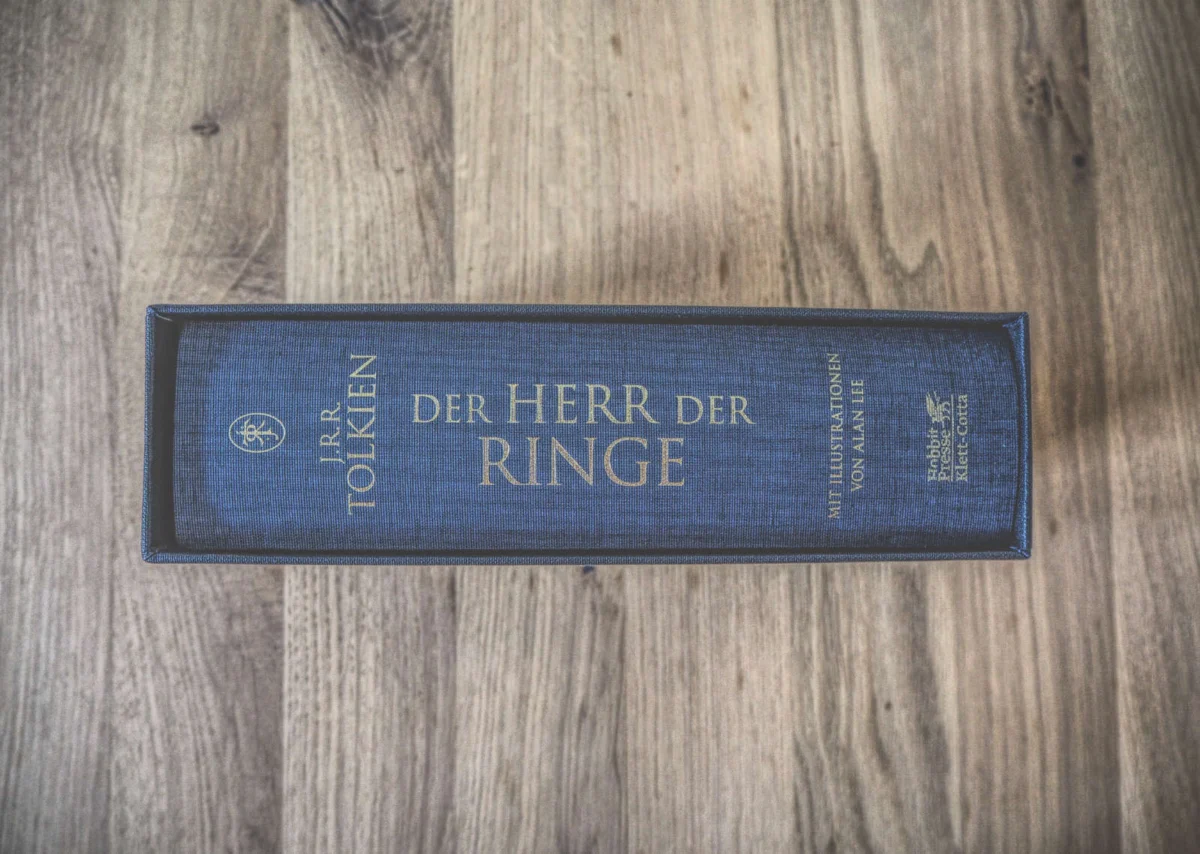 Eine blaue Box mit J.R.R. Tolkiens „Der Herr der Ringe“ auf einer Holzoberfläche.