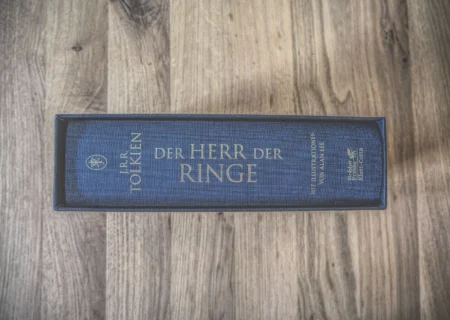 Eine blaue Box mit J.R.R. Tolkiens „Der Herr der Ringe“ auf einer Holzoberfläche.