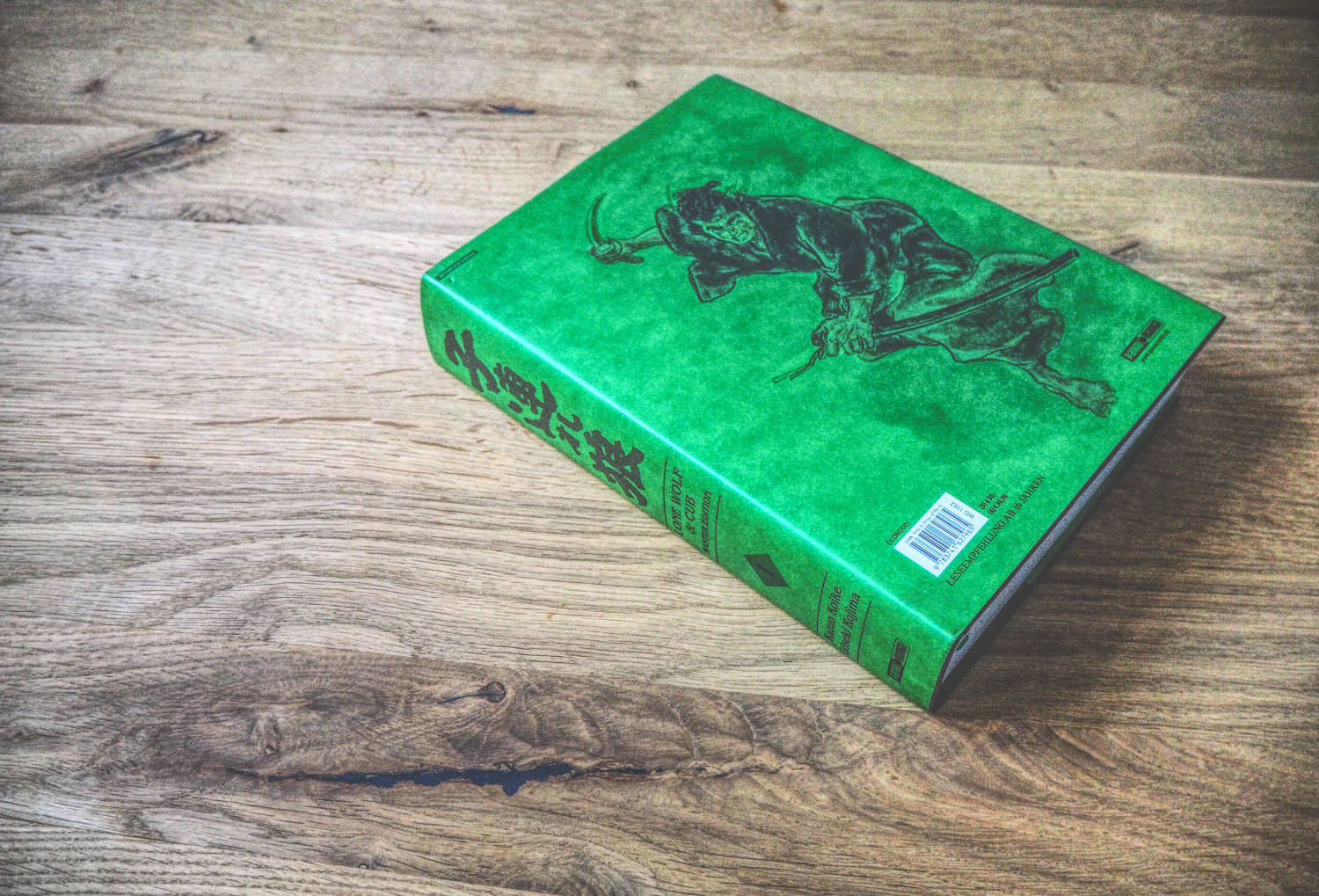 Ein grünes Buch auf einer Holzoberfläche.