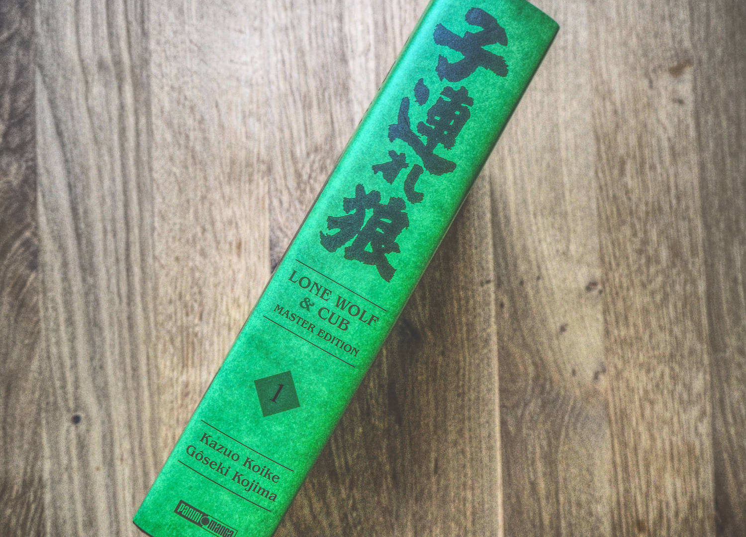 Ein grünes Buch mit japanischer Schrift darauf.