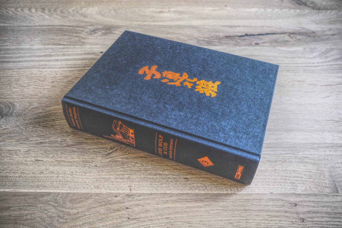 Ein schwarzes Buch mit chinesischer Schrift darauf.