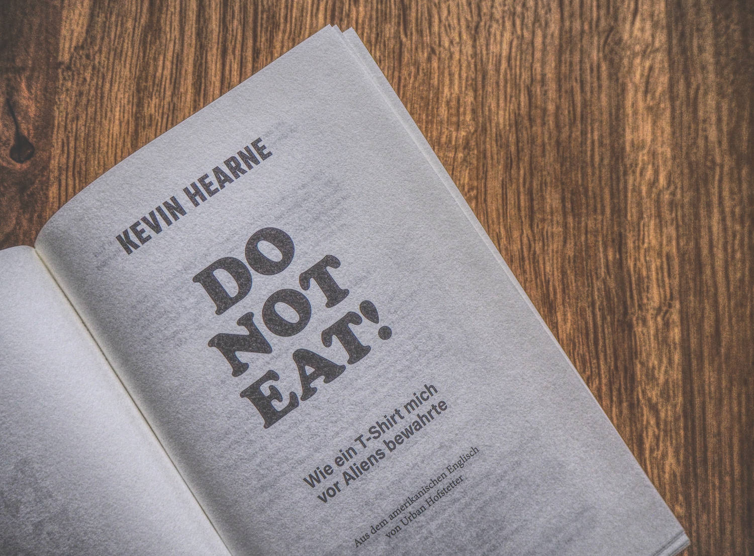 Ein offenes Buch mit der Aufschrift „Essen Sie nicht“ darauf.