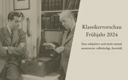 Zwei Männer in Anzügen stehen auf einem alten Foto neben einem Plattenspieler. Der Text rechts lautet: „Klassikervorschau Frühjahr 2024“ mit zusätzlichem deutschen Text darunter.