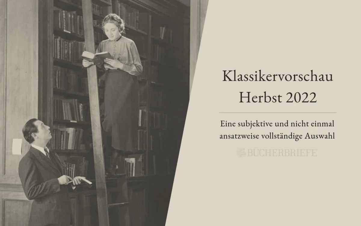 Eine Frau auf einer Leiter liest ein Buch, während ein Mann in einer Bibliothek von unten zuschaut. Im Text steht „Klassikervorschau Herbst 2022“ und „Eine subjektive und nicht einmal ansatzweise vollständige Auswahl“.