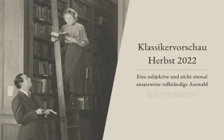 Eine Frau auf einer Leiter liest ein Buch, während ein Mann in einer Bibliothek von unten zuschaut. Im Text steht „Klassikervorschau Herbst 2022“ und „Eine subjektive und nicht einmal ansatzweise vollständige Auswahl“.