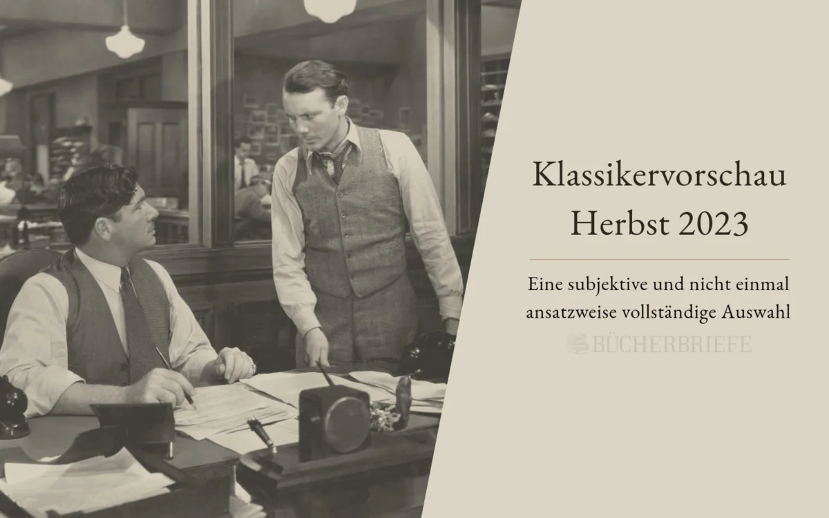 Zwei Männer in Vintage-Bürokleidung unterhalten sich an einem Schreibtisch. Text lautet: „Klassikervorschau Herbst 2023: Eine subjektive und nicht einmal ansatzweise vollständige Auswahl.“