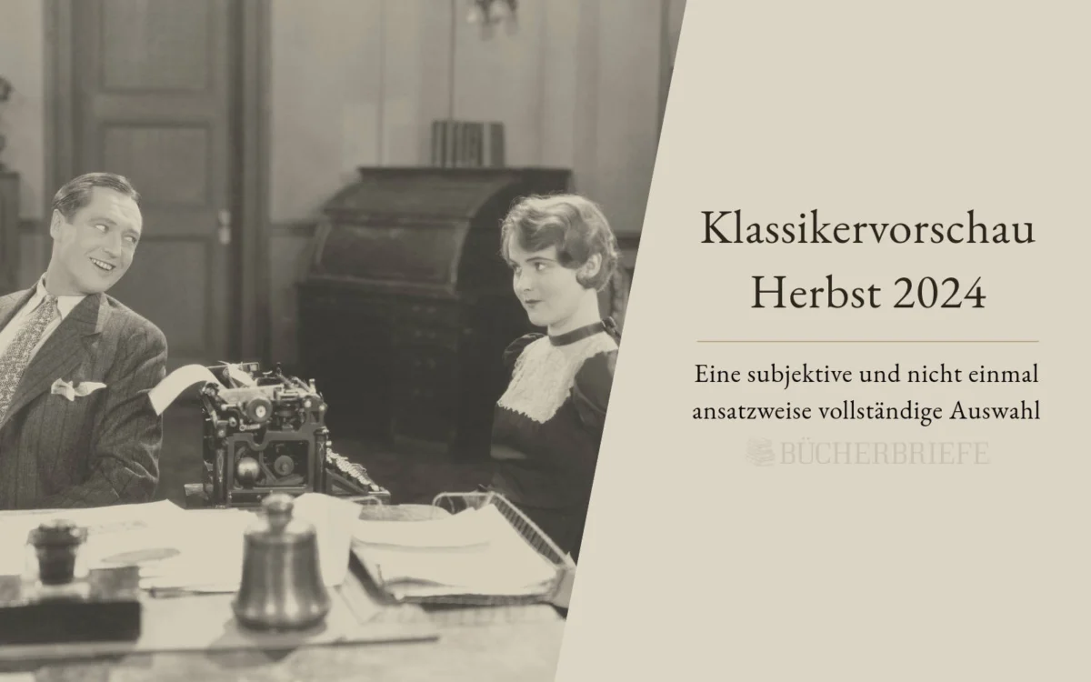 Ein Mann und eine Frau sitzen an einem Tisch mit einer Schreibmaschine im Vintage-Ambiente. Der Text lautet „Klassikervorschau Herbst 2024“, was auf eine Vorschau auf den Herbst 2024 hindeutet.