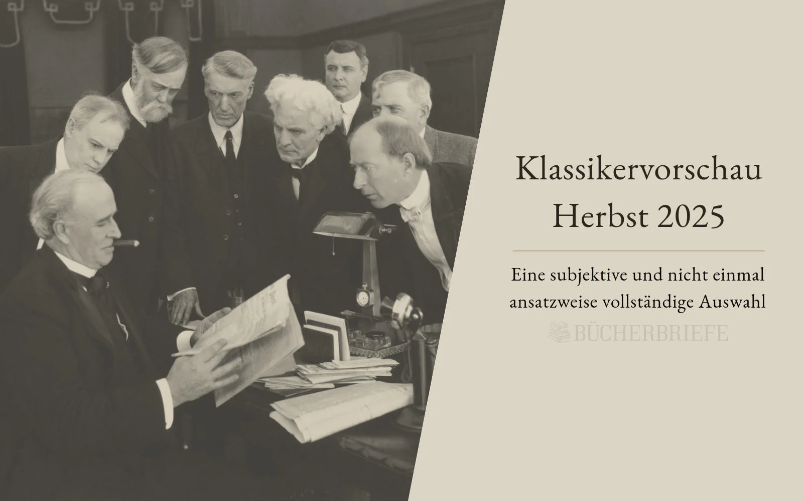 Eine Gruppe von Männern in Anzügen prüft Dokumente mit einer Schreibmaschine auf dem Tisch. Der deutsche Text lautet: „Klassikervorschau Herbst 2025“ und „Eine subjektive und nicht einmal ansatzweise vollständige Auswahl“.