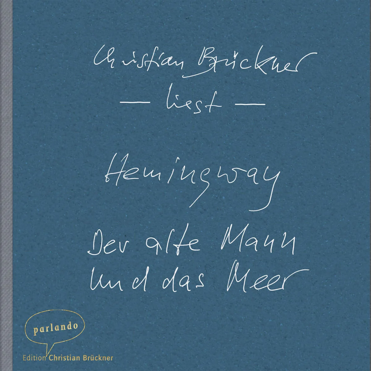 Ein blauer Bucheinband mit weißem handgeschriebenem Text, der lautet: „Christian Brückner liest Hemingway Der alte Mann und das Meer.“ In der unteren linken Ecke befindet sich ein ovales Logo mit der Aufschrift „parlando Edition Christian Brückner“.