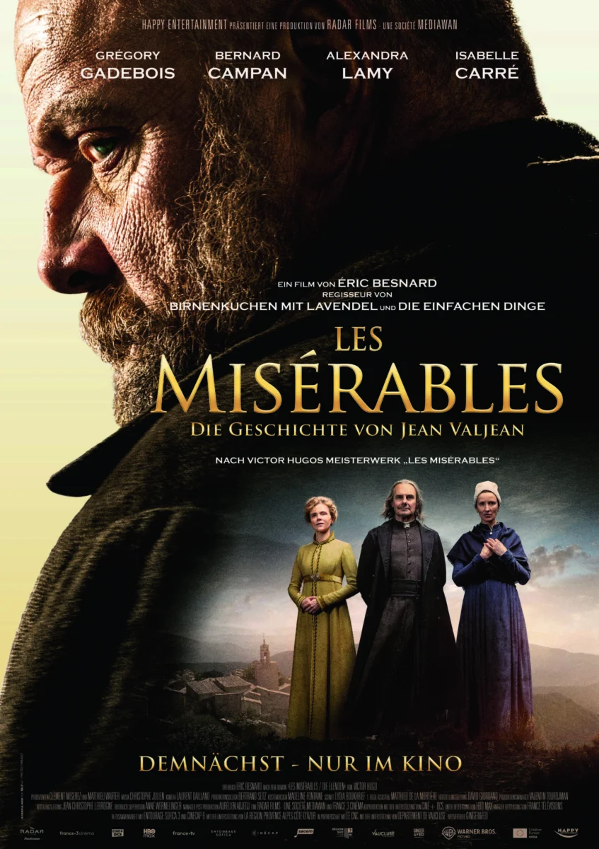 Filmplakat für "Les Misérables" mit einer Nahaufnahme des Gesichts eines bärtigen Mannes und drei Figuren, die in historischen Kostümen vor einem stürmischen Himmel stehen.