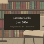 Bücherregale mit verschiedenen Büchern, einer Stehlampe und einem Stuhl. Der Text lautet: „Literatur Links Juni 2026. Neuigkeiten aus der Literaturwelt.