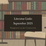 Eine gemütliche Leseecke mit Sessel und Lampe vor einem Bücherregal voller Bücher. Auf einem Schild steht: „Literatur Links September 2025, Neuigkeiten aus der Literaturwelt.“