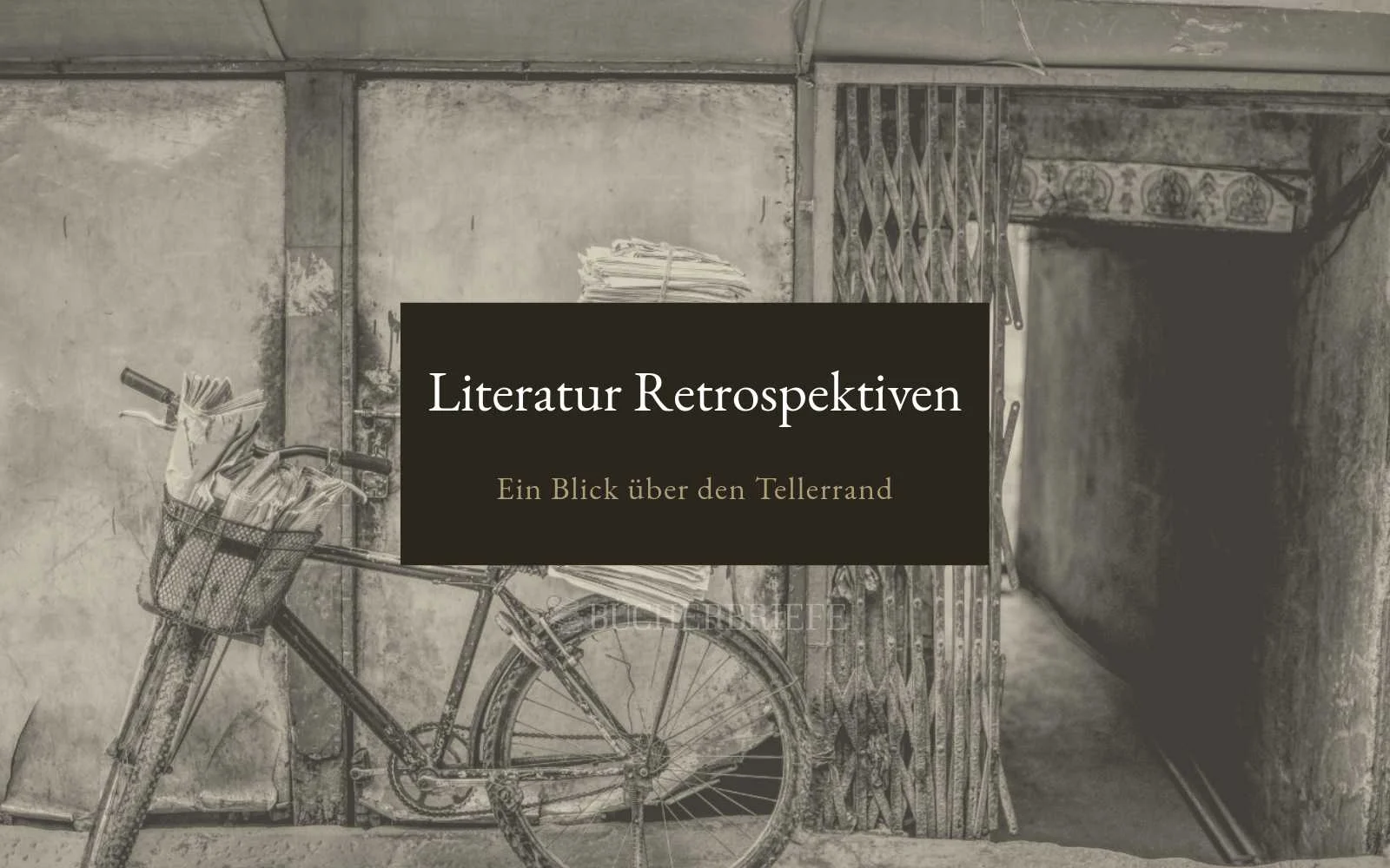 Ein Schwarzweißbild eines Fahrrads mit Körben voller Zeitungen neben einer verwitterten Wand. Der Text lautet „Literatur Retrospektiven“ und „Ein Blick über den Tellerrand“.