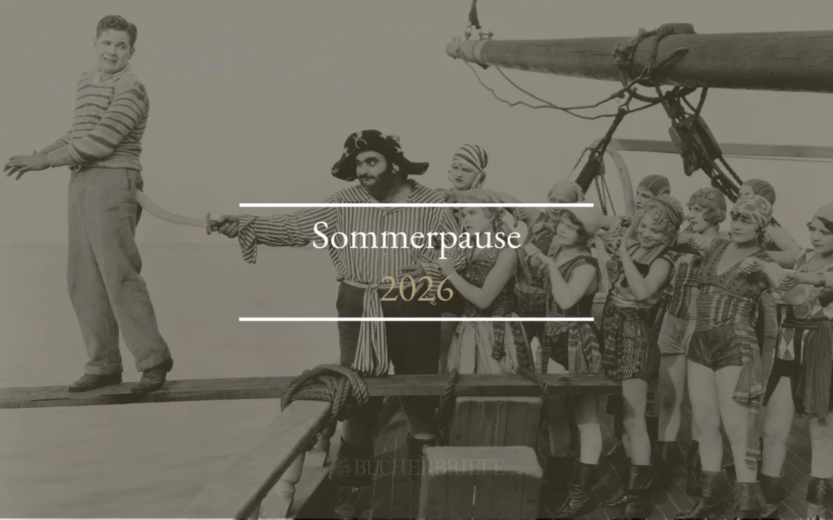 Eine Gruppe von Menschen, die als Piraten verkleidet sind, wobei eine Person über die Planke geht. Der Textüberlagerungstext lautet „Sommerpause 2026“.