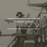 Eine Gruppe von Menschen, die als Piraten verkleidet sind, wobei eine Person über die Planke geht. Der Textüberlagerungstext lautet „Sommerpause 2026“.