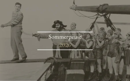 Eine Gruppe von Menschen, die als Piraten verkleidet sind, wobei eine Person über die Planke geht. Der Textüberlagerungstext lautet „Sommerpause 2026“.