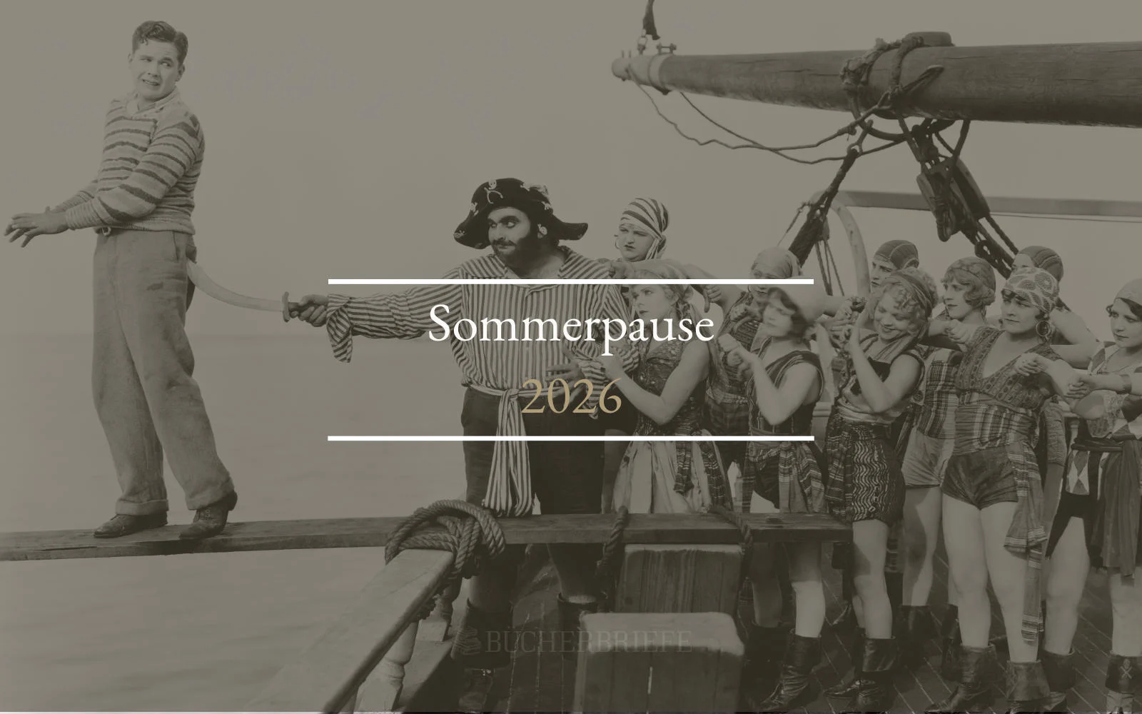 Eine Gruppe von Menschen, die als Piraten verkleidet sind, wobei eine Person über die Planke geht. Der Textüberlagerungstext lautet „Sommerpause 2026“.