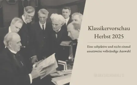 Eine Gruppe von Männern in Anzügen prüft an einem Schreibtisch Dokumente; daneben kündigt ein Text auf Deutsch eine klassische Buchvorschau für den Herbst 2025 an und beschreibt die Auswahl als subjektiv und unvollständig.