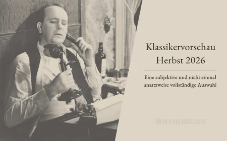 Ein Mann mit einem Telefon und Papieren sitzt an einem Schreibtisch und schaut nachdenklich. Auf der rechten Seite steht ein Text: "Klassikervorschau Herbst 2026. Eine subjektive und nicht einmal ansatzweise vollständige Auswahl.