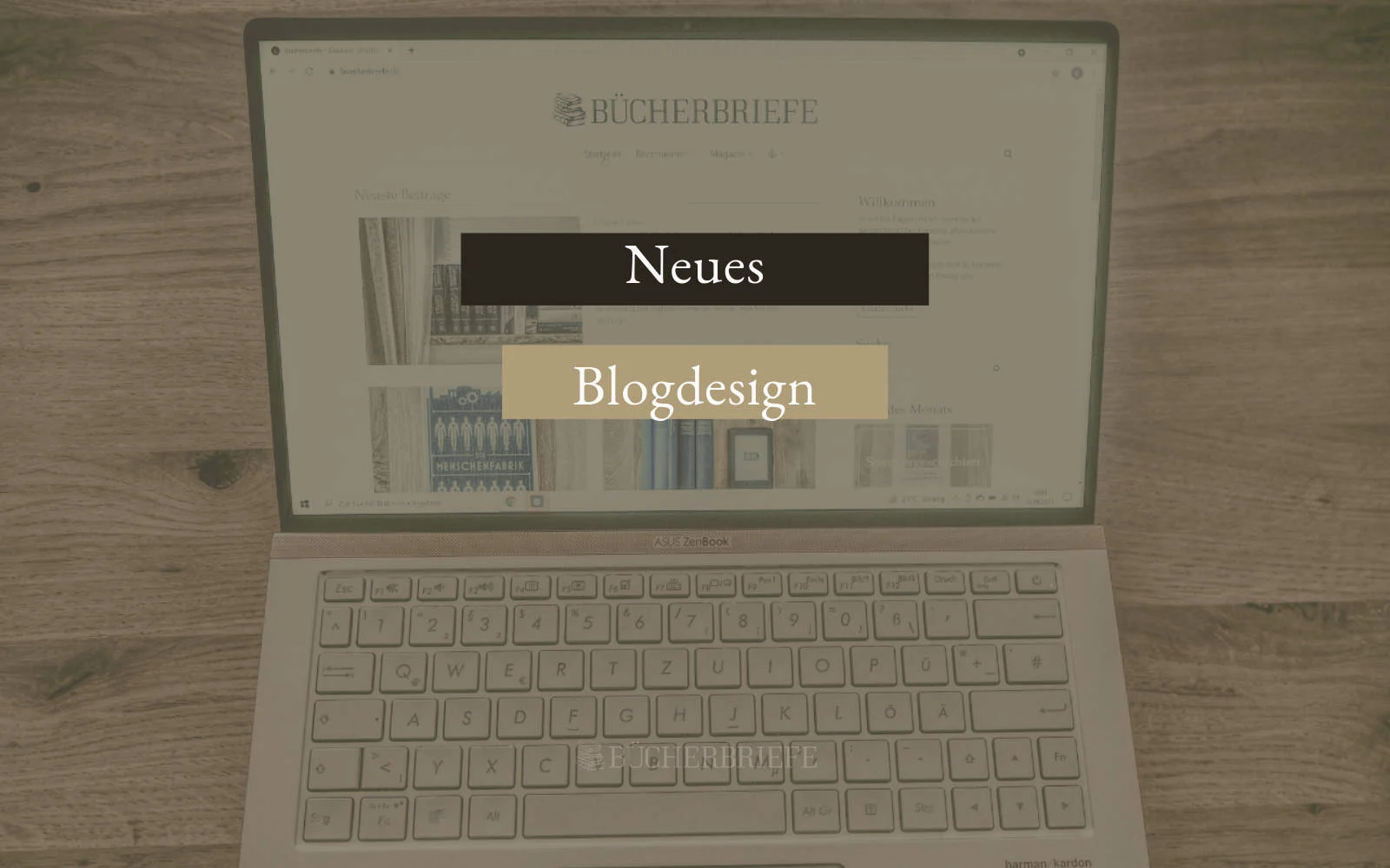 Geöffneter Laptop auf einem Holztisch, auf dem eine Webseite mit der Überschrift „Neues Blogdesign“ angezeigt wird.