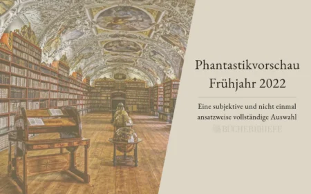 Kunstvolles Bibliotheksinterieur mit gewölbter Decke und Holzregalen voller Bücher; deutscher Text zu einer Buchvorschau für das Frühjahr 2022.