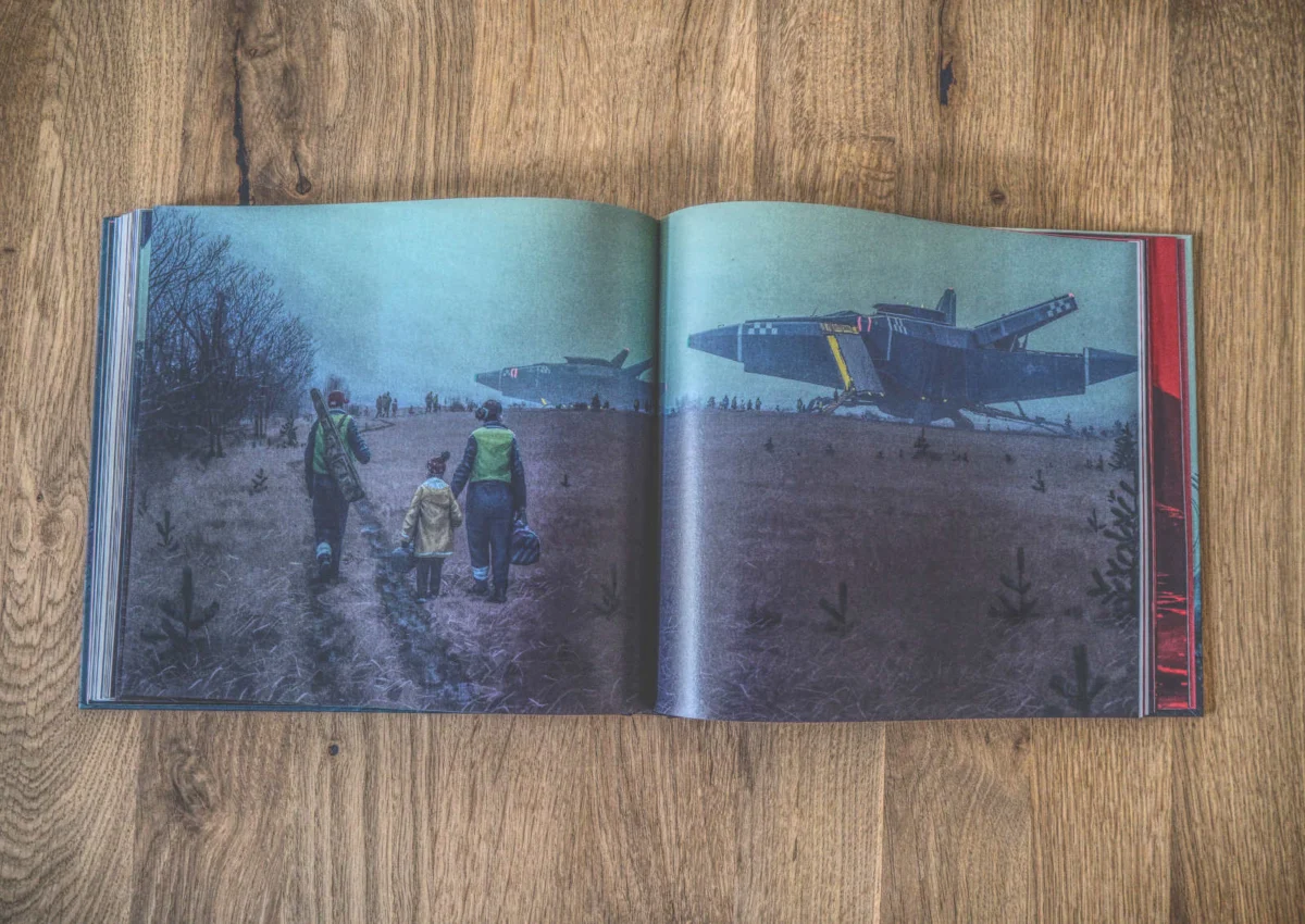 Ein offenes Buch zeigt das Bild von zwei Personen und einem Kind, die auf ein großes, schwarzes Flugzeug mit gelben Markierungen zugehen, das auf einer Wiese steht, mit anderen Figuren und Bäumen im Hintergrund.