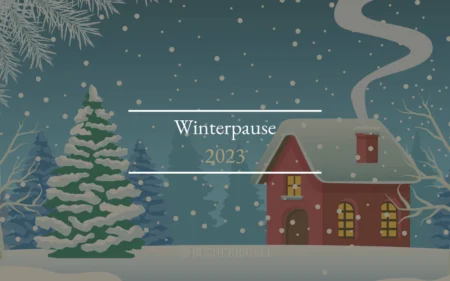 Illustration einer verschneiten Winterlandschaft mit einem roten Haus, Bäumen und fallendem Schnee. Der Text lautet: „Winterpause 2023.