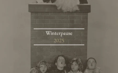 Kinder blicken zu einem Schornstein hinauf, in dessen Mitte der Text „Winterpause 2025“ zu sehen ist.